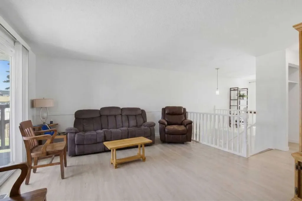6333/6335 24 Avenue NE Calgary AB T1Y2C5