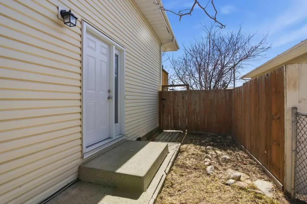 6333/6335 24 Avenue NE Calgary AB T1Y2C5