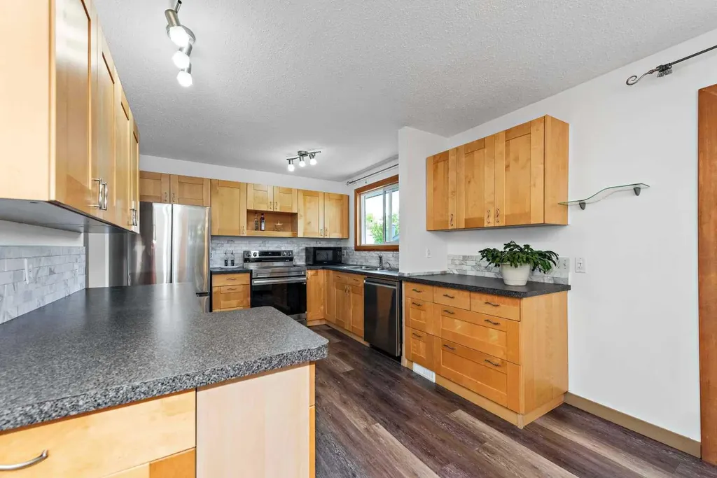 16 Rundleson Way NE Calgary AB T1Y 3N6