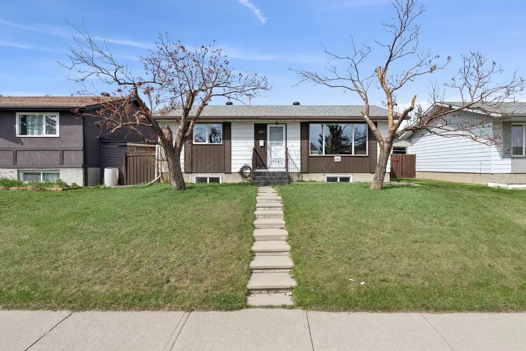 176 Penmeadows Close SE Calgary AB T2A3S2
