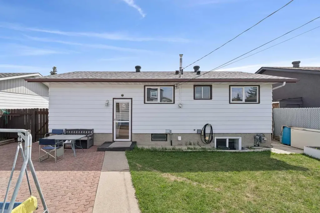 176 Penmeadows Close SE Calgary AB T2A3S2