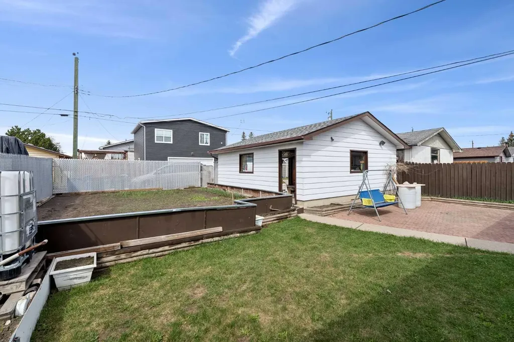 176 Penmeadows Close SE Calgary AB T2A3S2