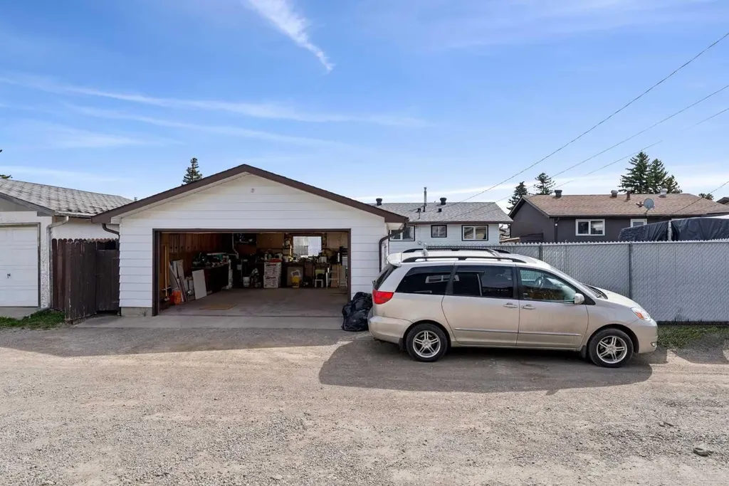 176 Penmeadows Close SE Calgary AB T2A3S2