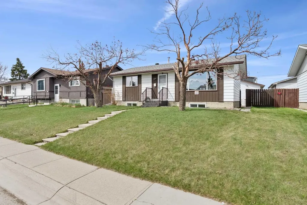 176 Penmeadows Close SE Calgary AB T2A3S2