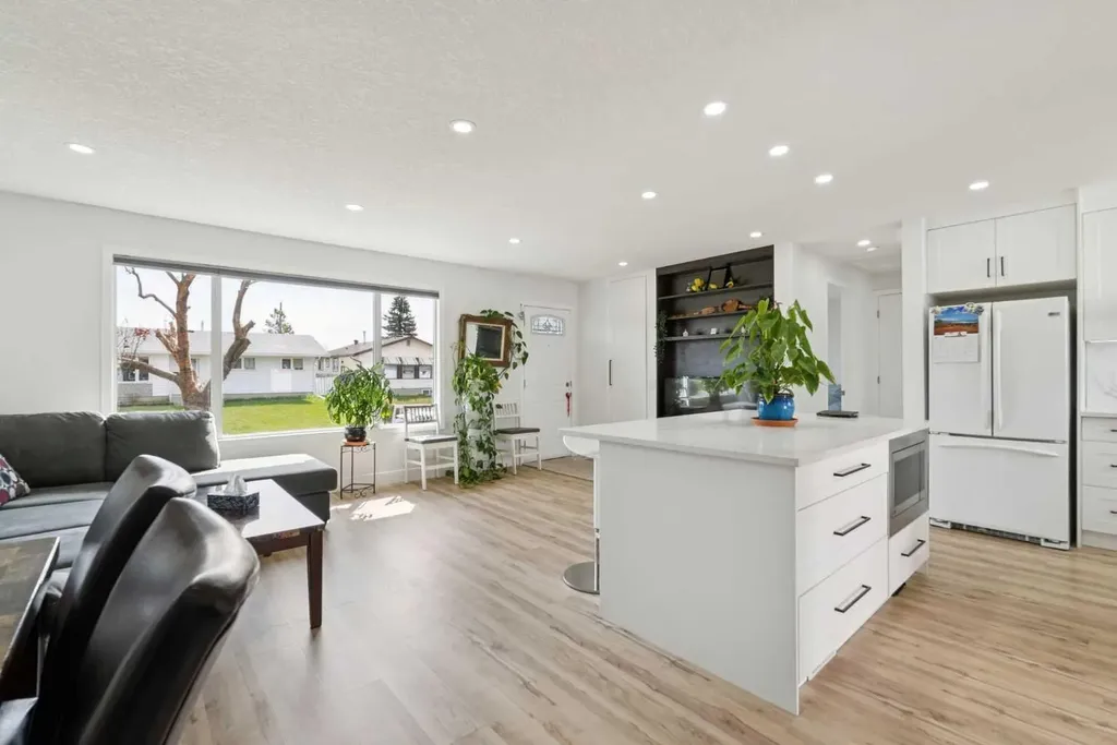 176 Penmeadows Close SE Calgary AB T2A3S2