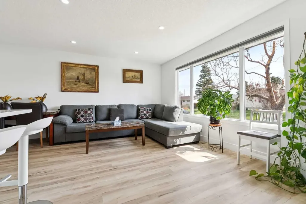 176 Penmeadows Close SE Calgary AB T2A3S2