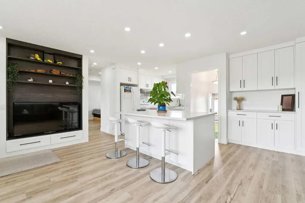 176 Penmeadows Close SE Calgary AB T2A3S2