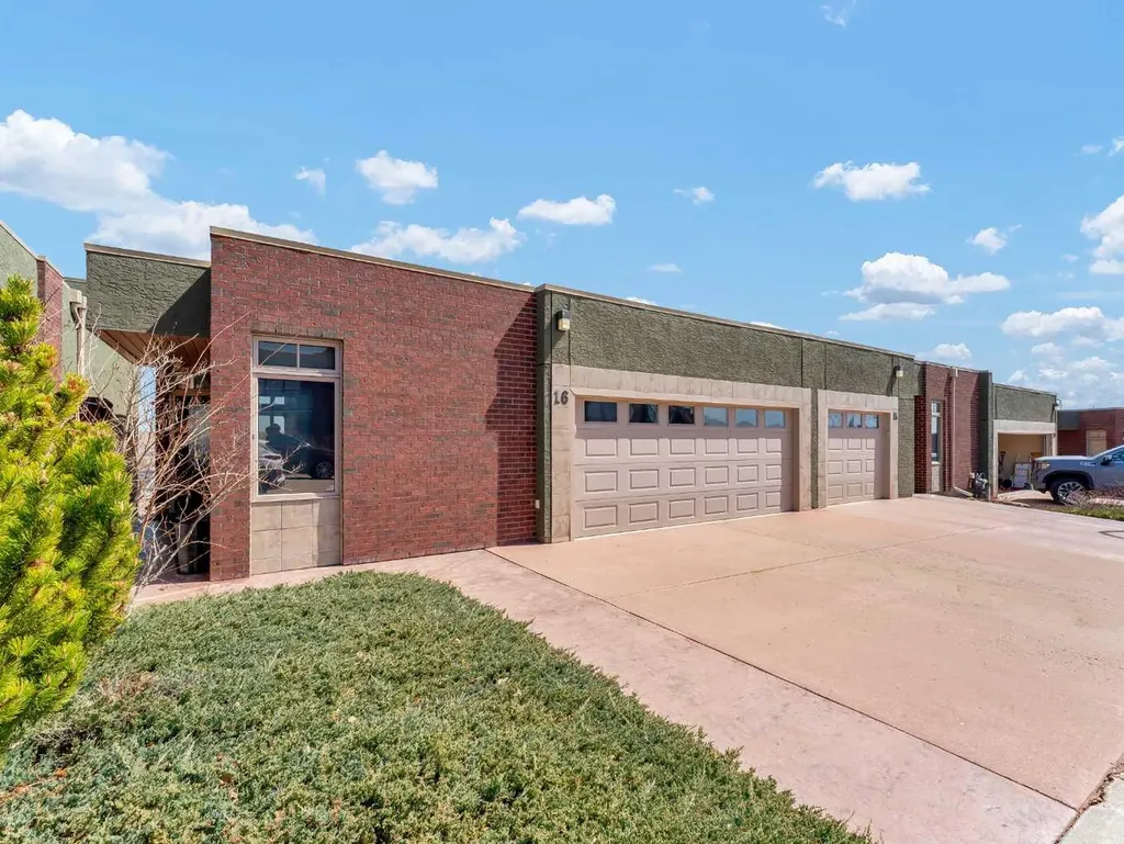 16 Palisades Mews NE Medicine Hat AB T1C 2B5