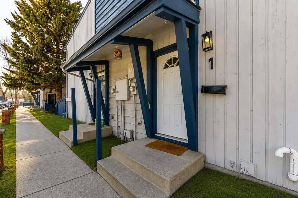 5315 53 Avenue NW Calgary AB T3A 2E7