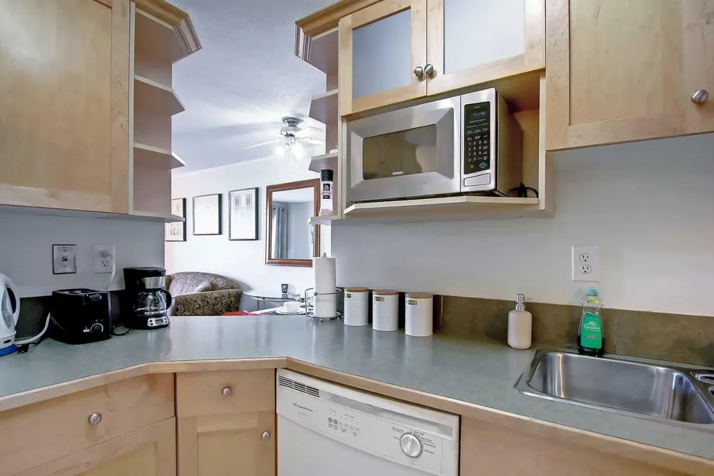 1320 12 Avenue SW Calgary AB T3C3R6