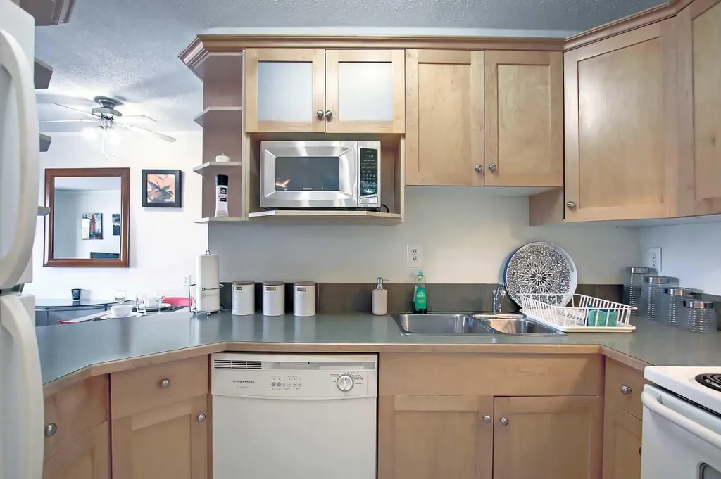 1320 12 Avenue SW Calgary AB T3C3R6