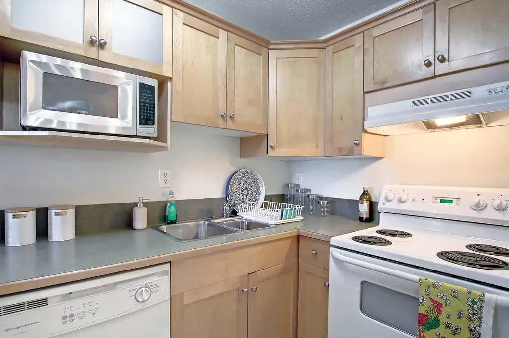 1320 12 Avenue SW Calgary AB T3C3R6