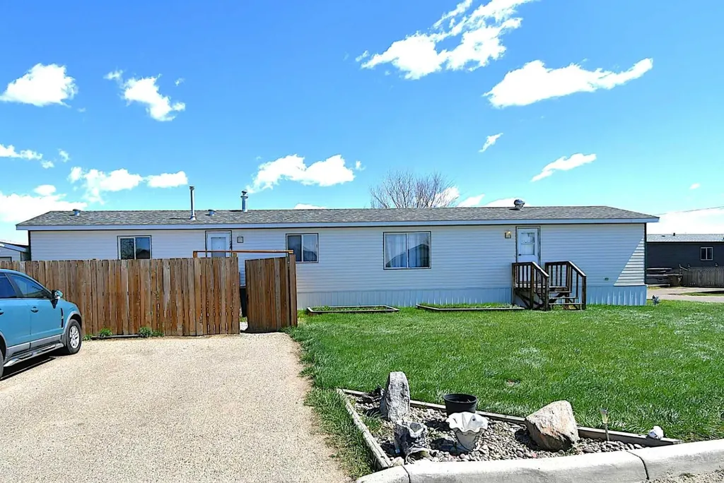 24 Maple Drive W Brooks AB T0J 0B0