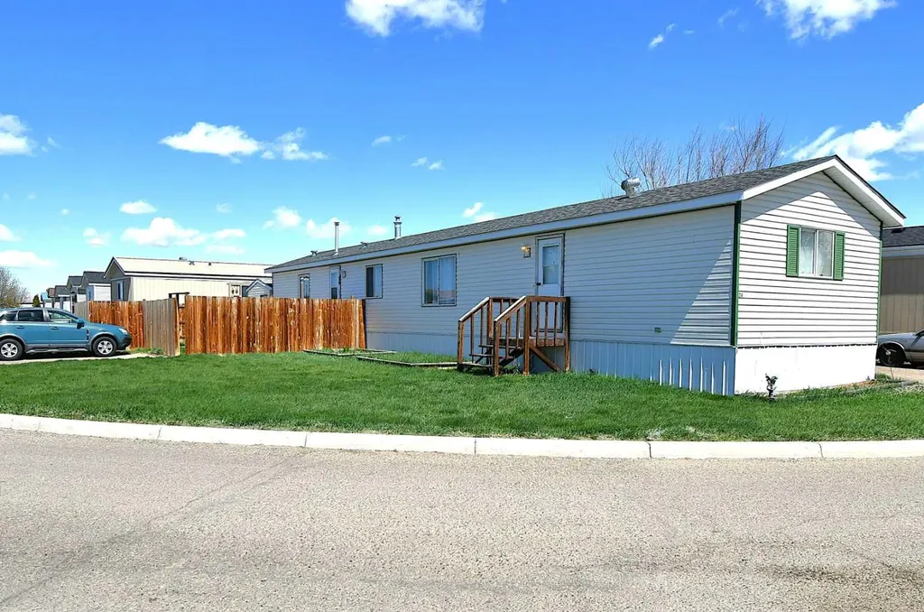 24 Maple Drive W Brooks AB T0J 0B0