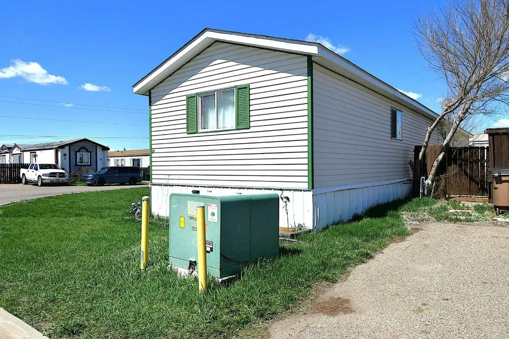 24 Maple Drive W Brooks AB T0J 0B0