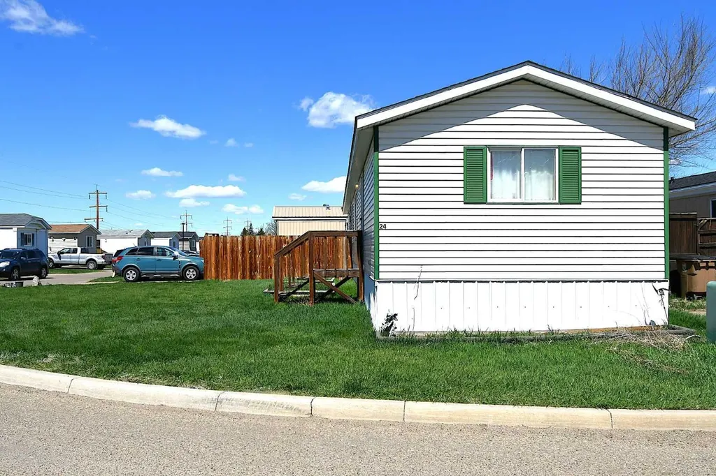 24 Maple Drive W Brooks AB T0J 0B0