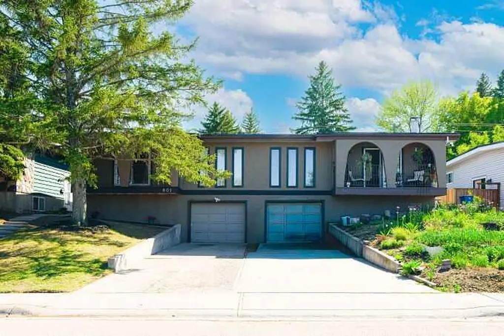 801 Canfield Way SW Calgary AB T3W 1K4