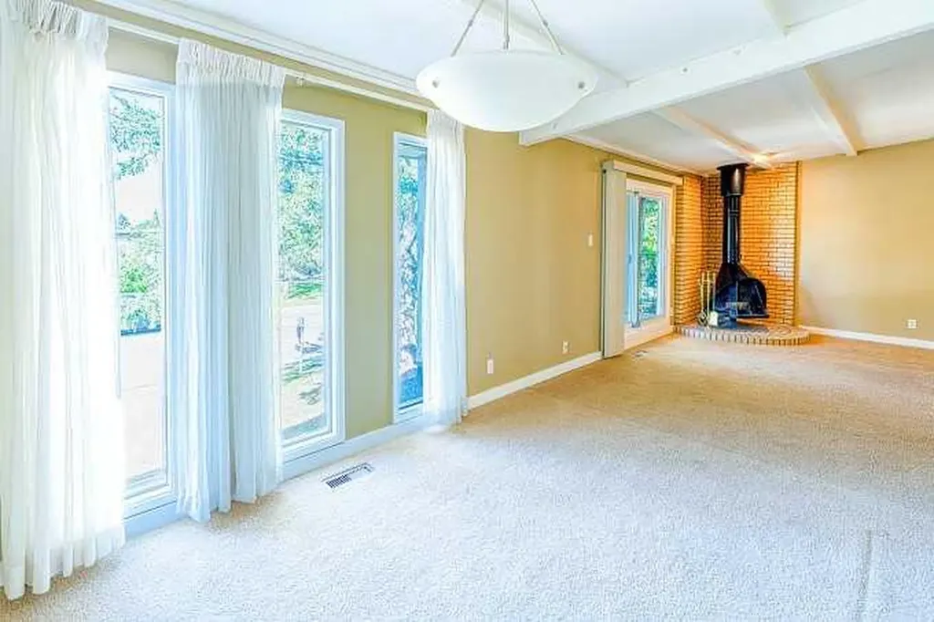801 Canfield Way SW Calgary AB T3W 1K4