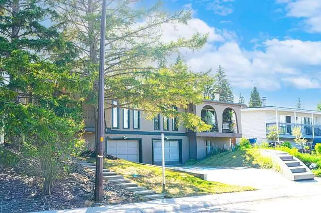 801 Canfield Way SW Calgary AB T3W 1K4