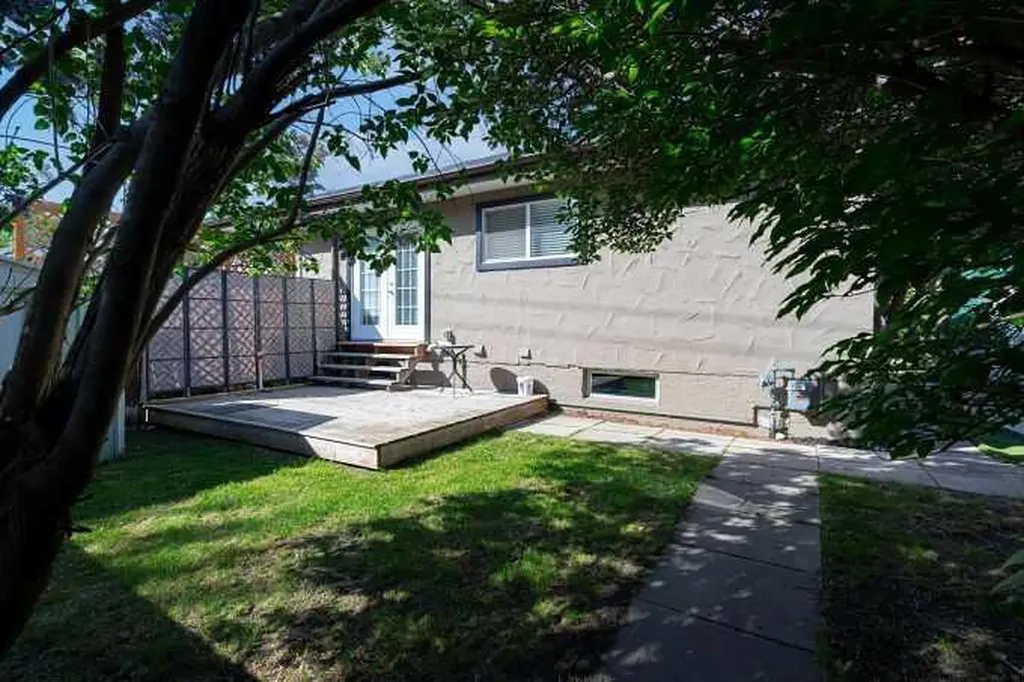 801 Canfield Way SW Calgary AB T3W 1K4