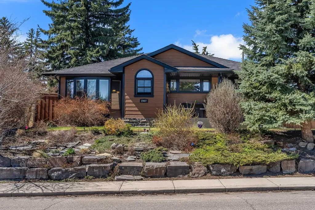 2007 Glenwood Drive SW Calgary AB T3E 3Y7
