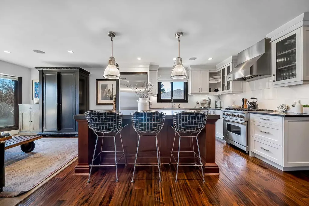 2007 Glenwood Drive SW Calgary AB T3E 3Y7