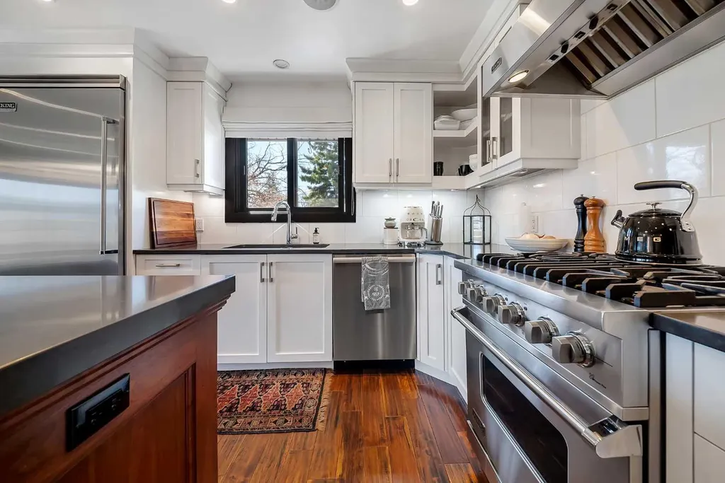 2007 Glenwood Drive SW Calgary AB T3E 3Y7