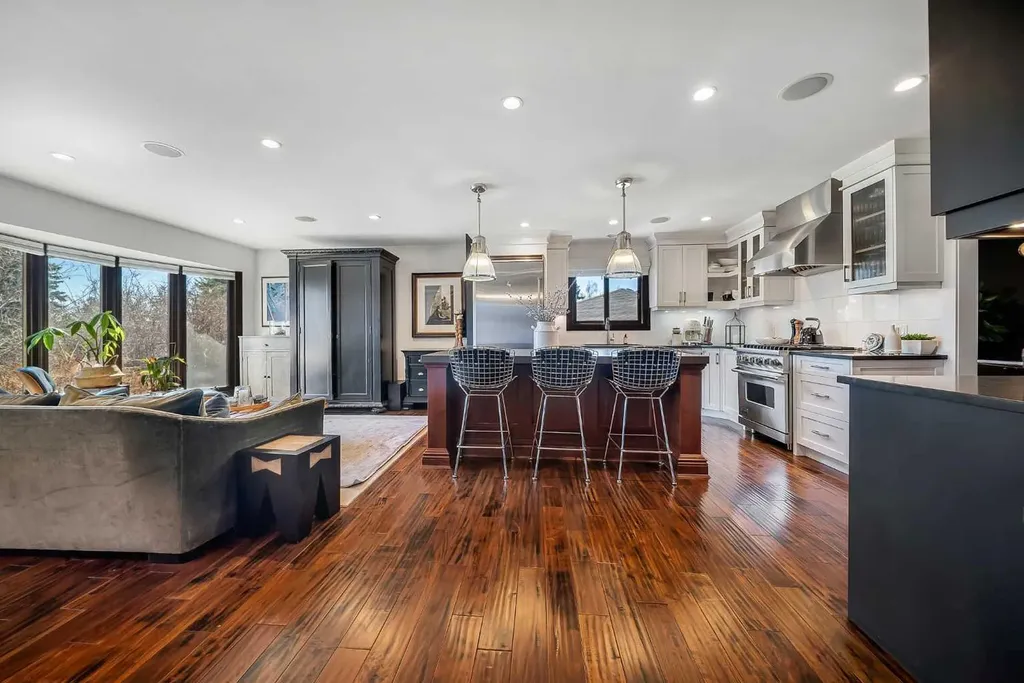 2007 Glenwood Drive SW Calgary AB T3E 3Y7
