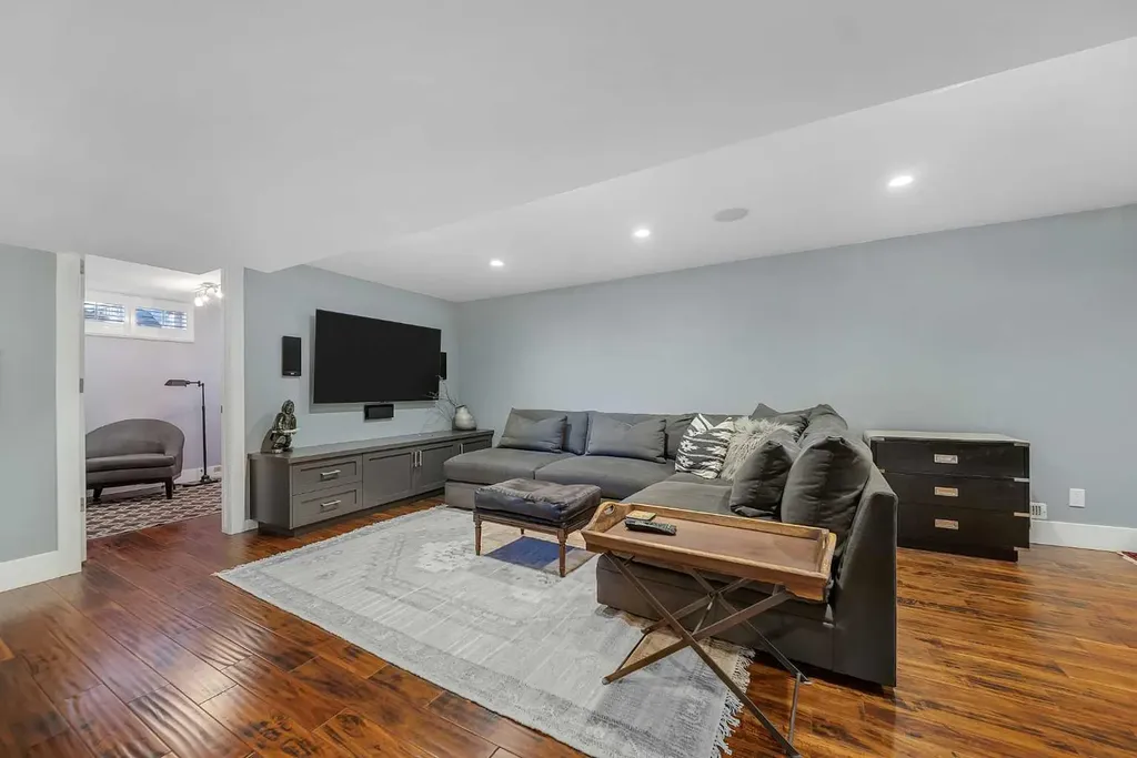 2007 Glenwood Drive SW Calgary AB T3E 3Y7