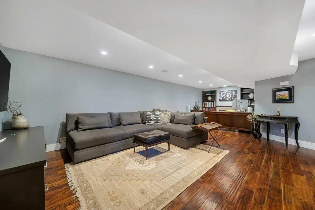 2007 Glenwood Drive SW Calgary AB T3E 3Y7