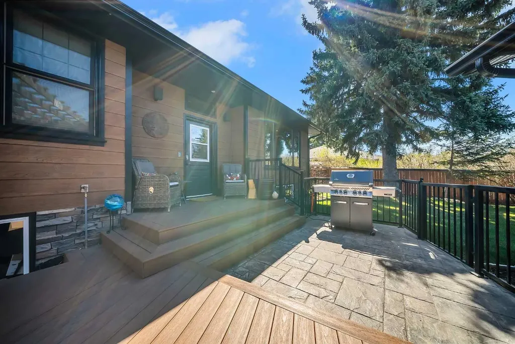 2007 Glenwood Drive SW Calgary AB T3E 3Y7