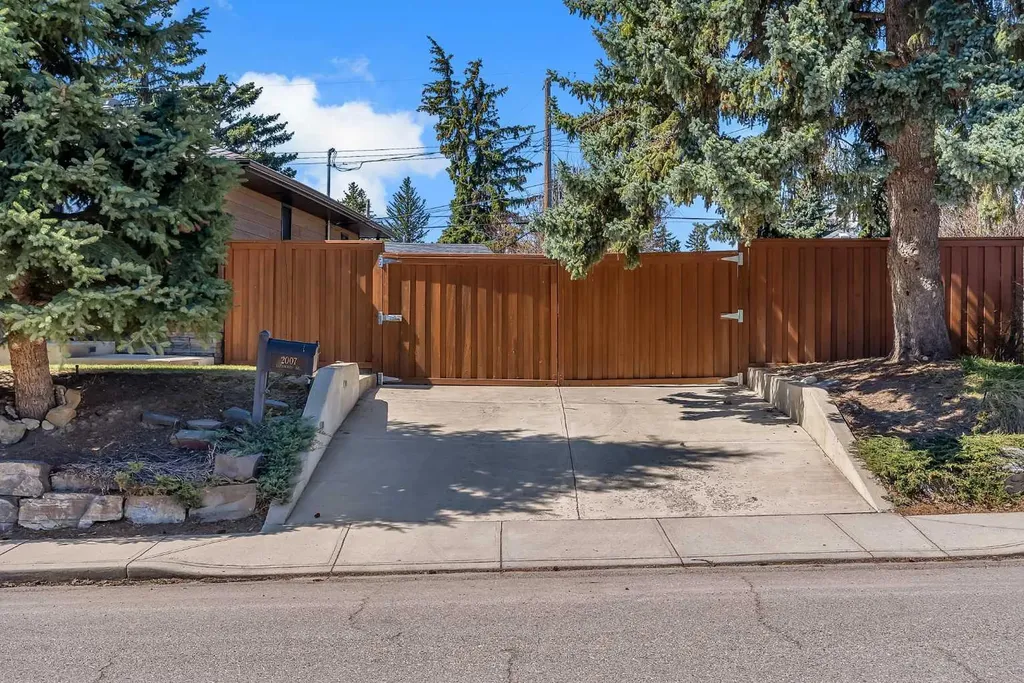 2007 Glenwood Drive SW Calgary AB T3E 3Y7
