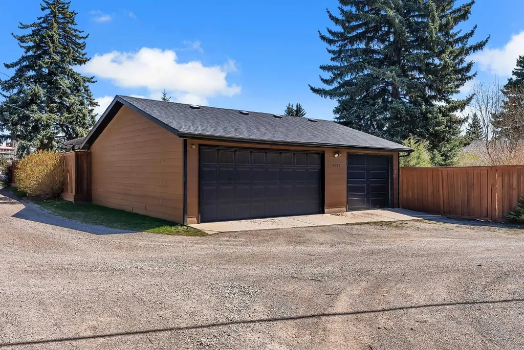 2007 Glenwood Drive SW Calgary AB T3E 3Y7