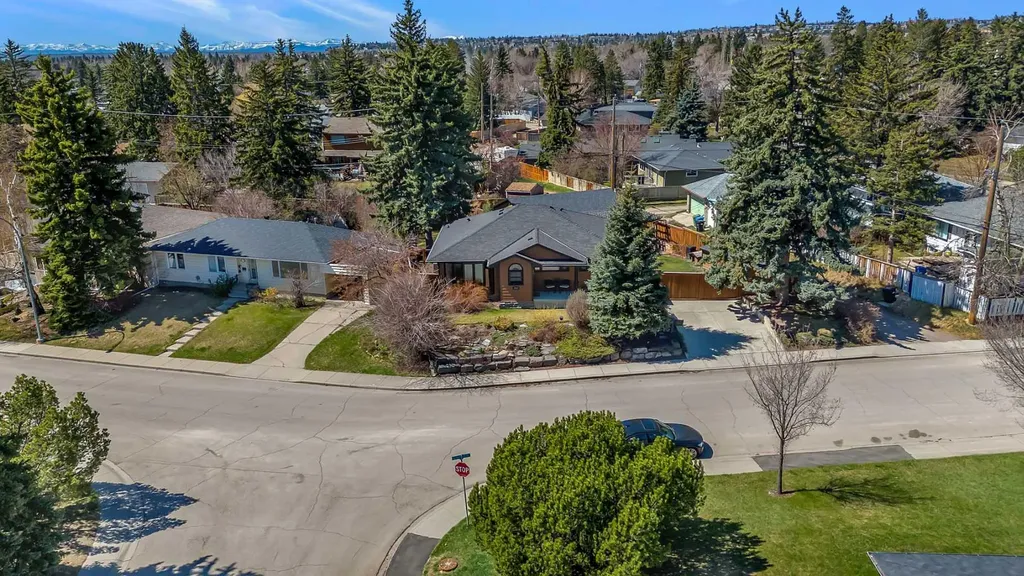 2007 Glenwood Drive SW Calgary AB T3E 3Y7