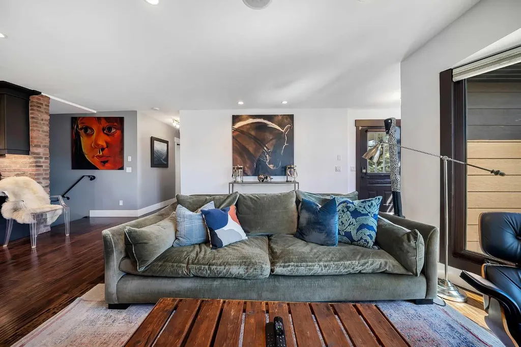2007 Glenwood Drive SW Calgary AB T3E 3Y7
