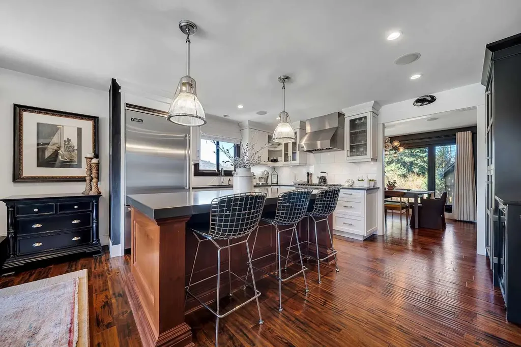 2007 Glenwood Drive SW Calgary AB T3E 3Y7