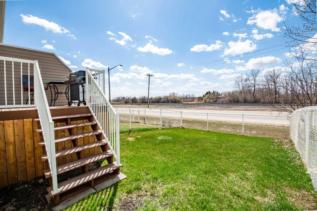 2002 22 Avenue Bowden AB T0M0K0