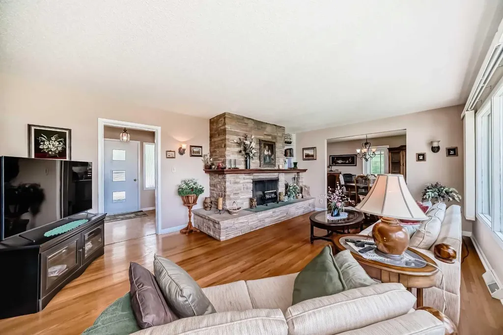 10737 Eamon Road NW Calgary AB T3G 5H2