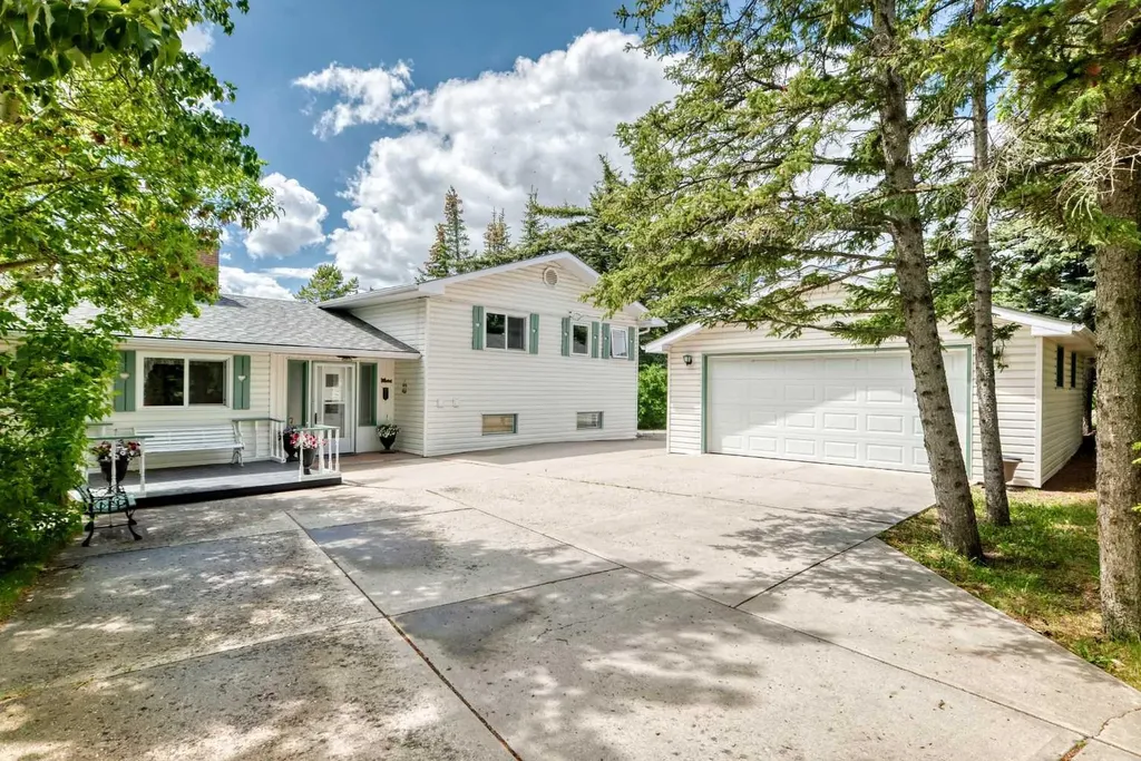 10737 Eamon Road NW Calgary AB T3G 5H2