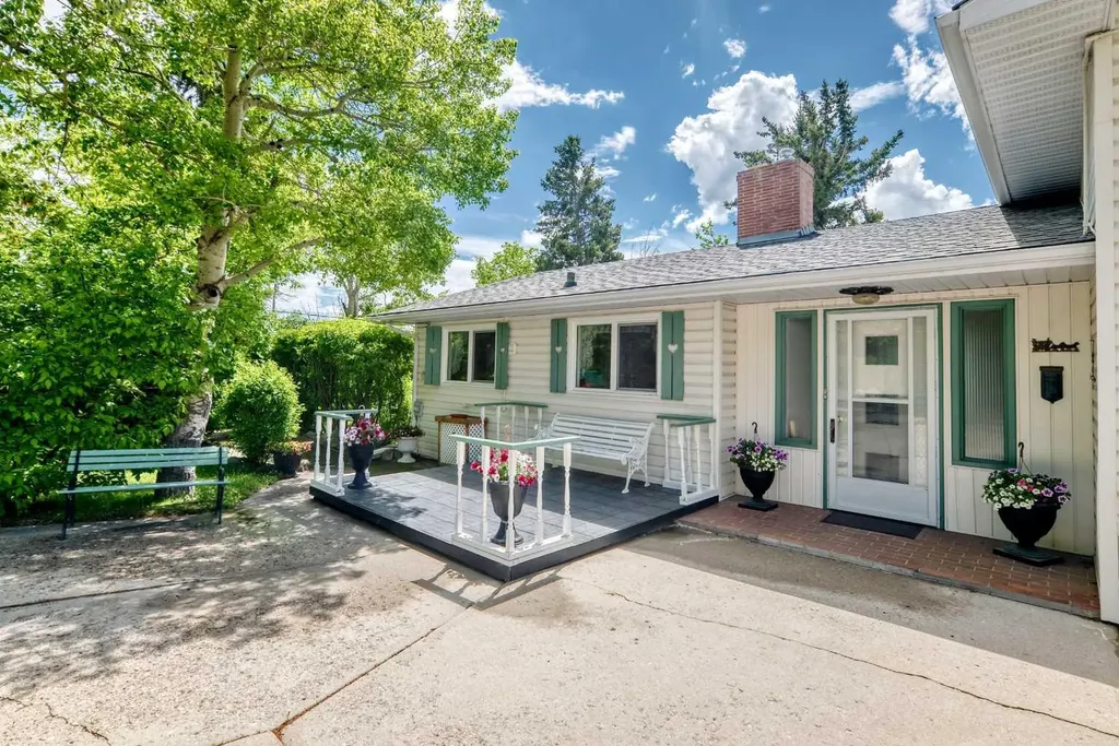 10737 Eamon Road NW Calgary AB T3G 5H2