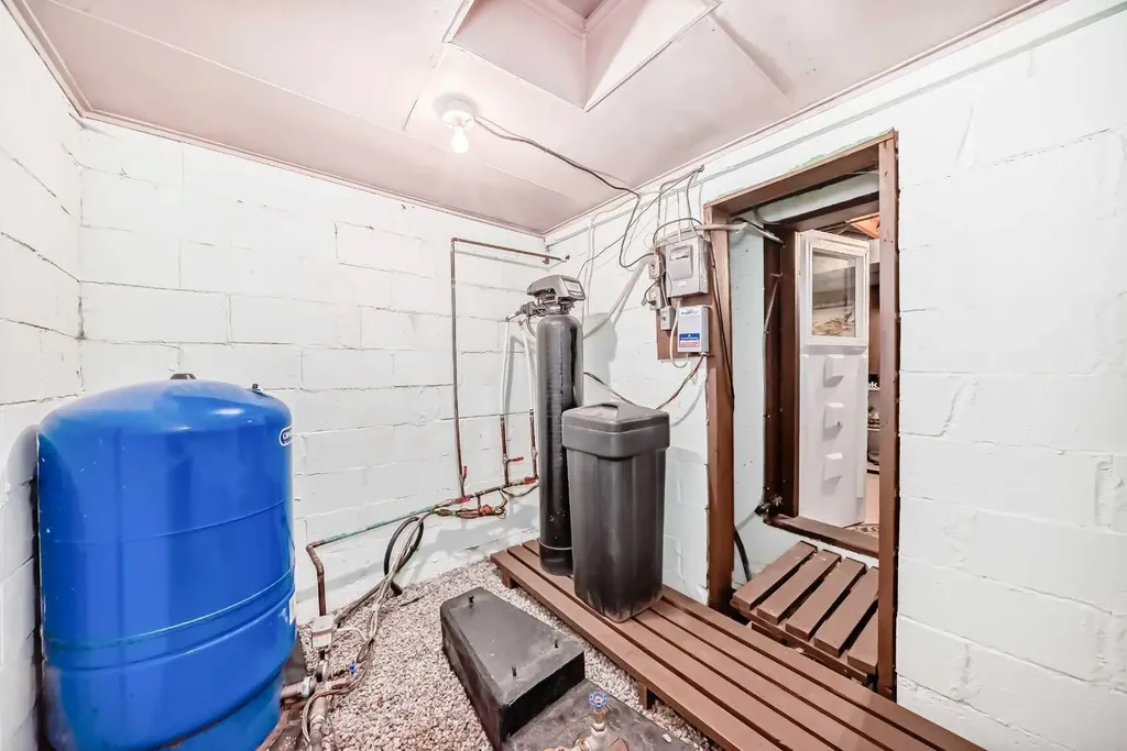 10737 Eamon Road NW Calgary AB T3G 5H2
