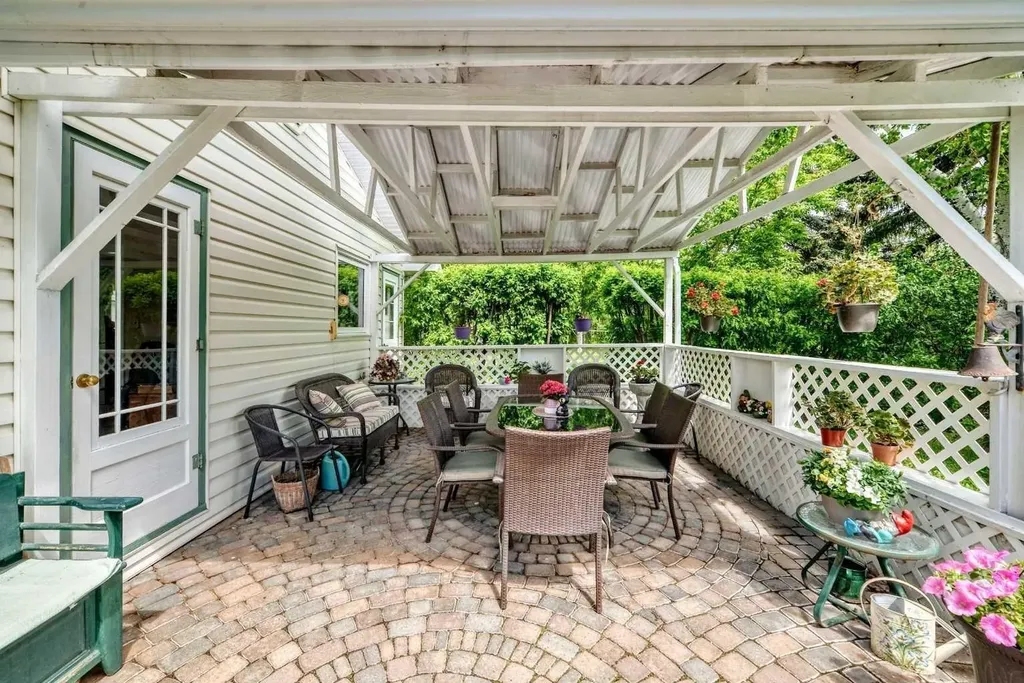 10737 Eamon Road NW Calgary AB T3G 5H2