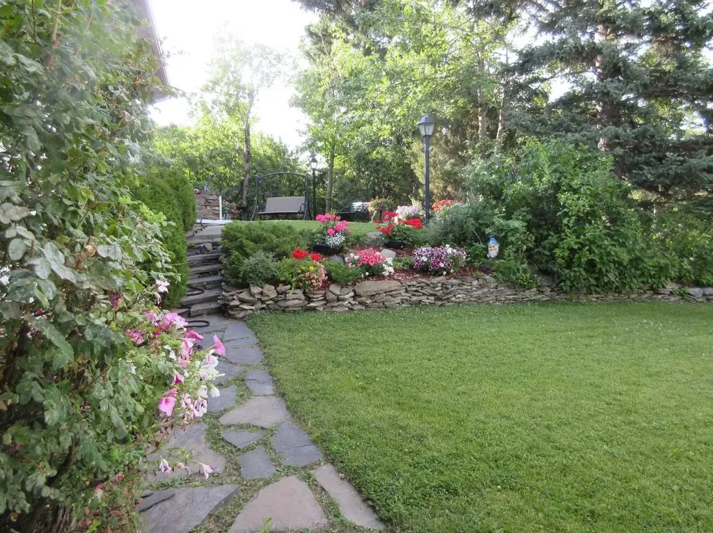 10737 Eamon Road NW Calgary AB T3G 5H2