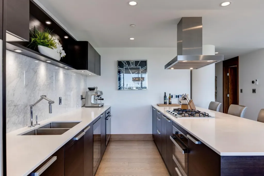 738 1 Avenue SW Calgary AB T2P 5G8