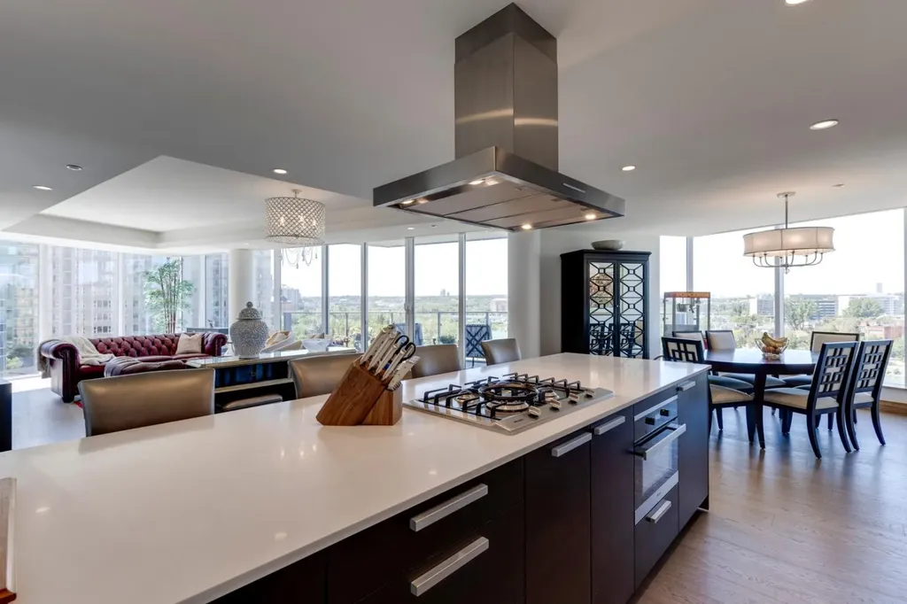 738 1 Avenue SW Calgary AB T2P 5G8