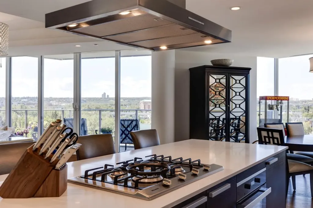 738 1 Avenue SW Calgary AB T2P 5G8