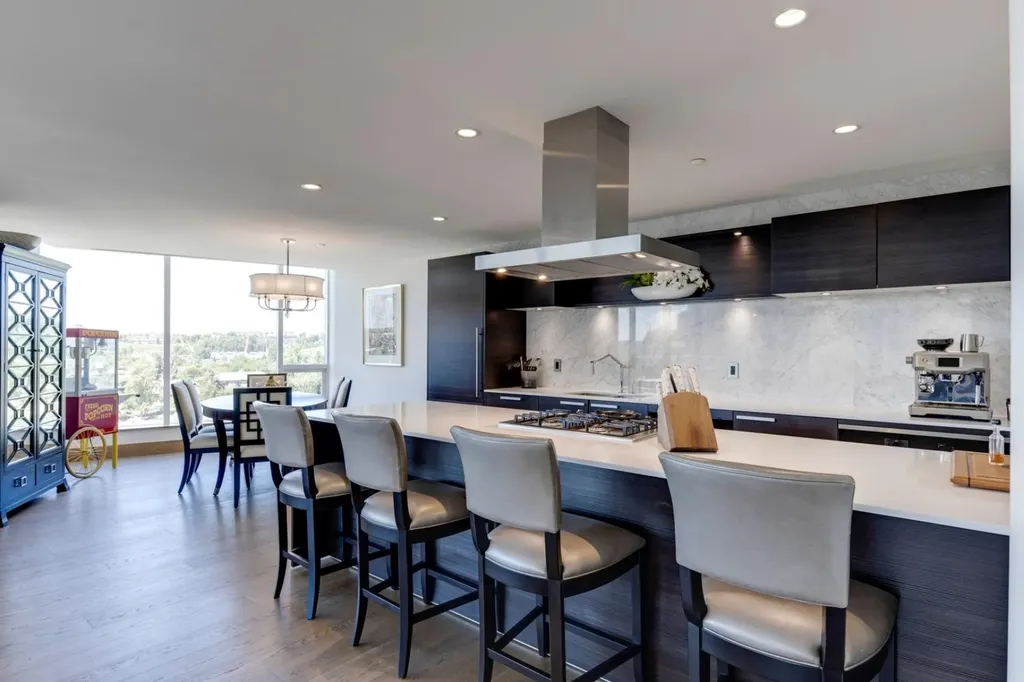 738 1 Avenue SW Calgary AB T2P 5G8