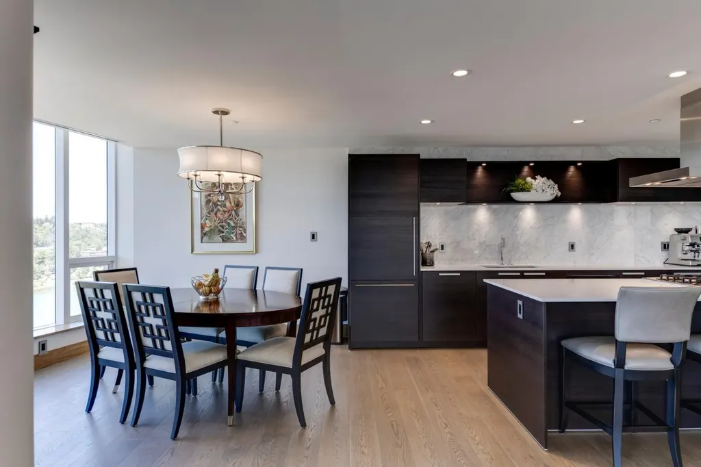 738 1 Avenue SW Calgary AB T2P 5G8