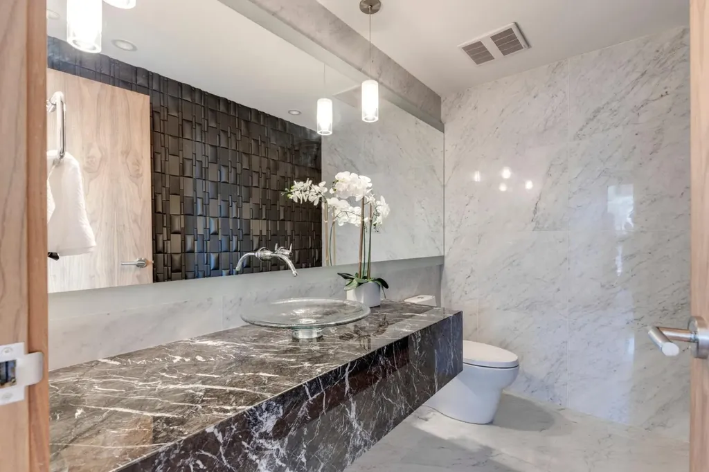738 1 Avenue SW Calgary AB T2P 5G8