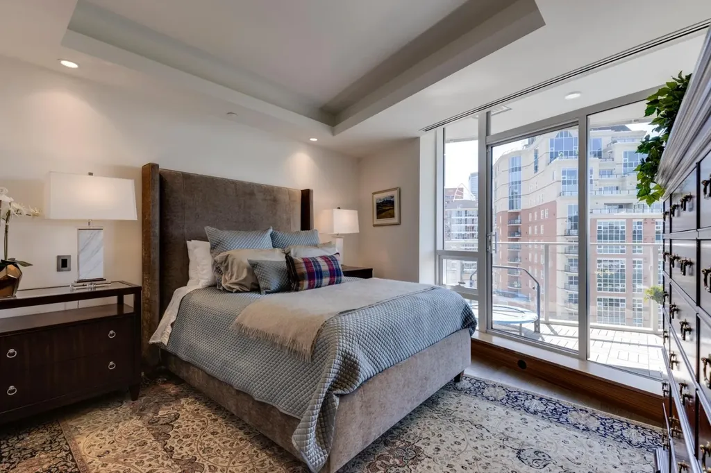 738 1 Avenue SW Calgary AB T2P 5G8